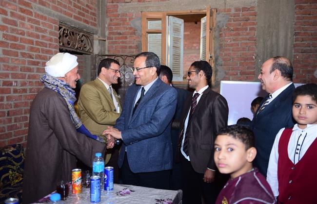 رئيس جامعة سوهاج يزور الطالب أحمد إبراهيم لمحوه أمية ٤٣ دارس ويكرم أسرته