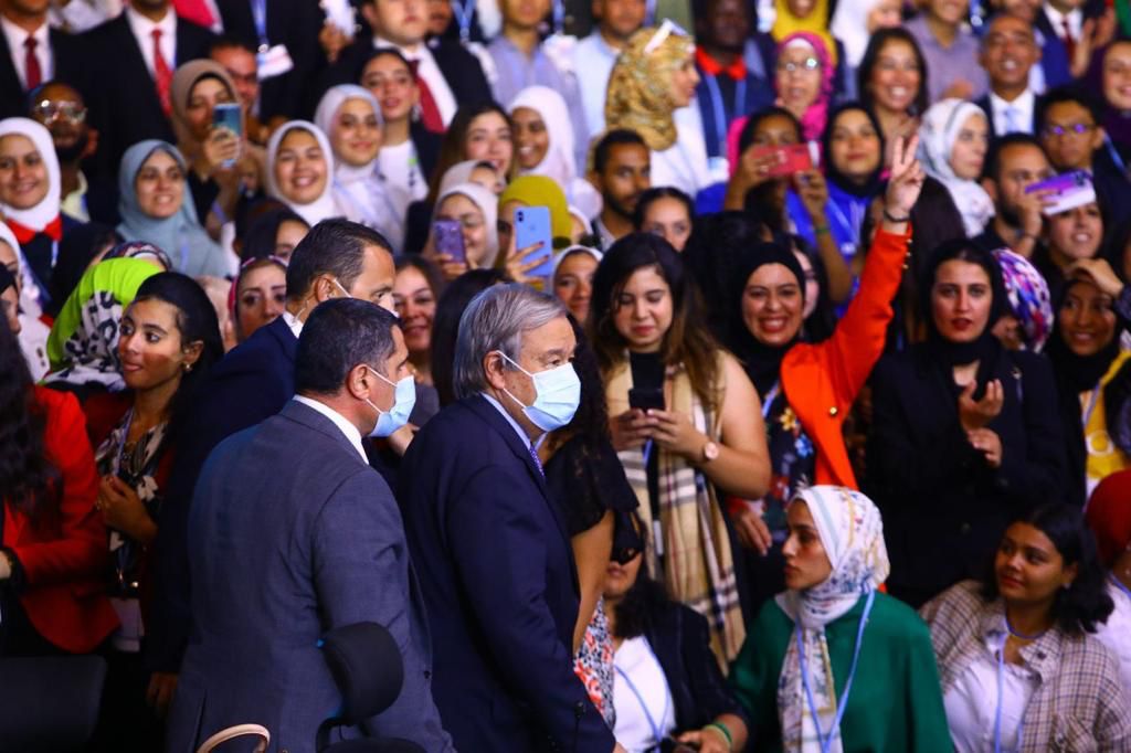 الأمين العام للأمم المتحدة يلتقط صورة تذكارية مع الشباب المتطوع المُنظم للمؤتمر