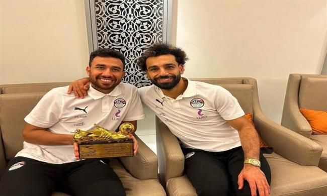 فى لفتة إنسانية.. صلاح يهدى جائزة أفضل لاعب فى مباراة بلجيكا لـ تريزيجيه