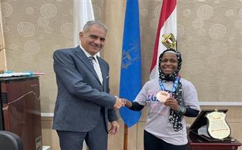 جامعة أسوان : تكرم طالبة التمريض الحاصلة على برونزية العالم في المصارعة 