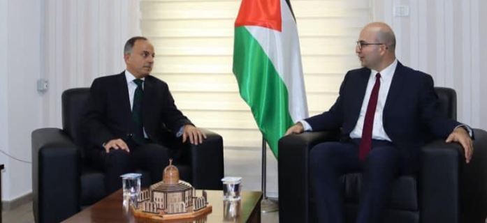 السفير المصري في فلسطين يلتقي وزير شؤون القدس