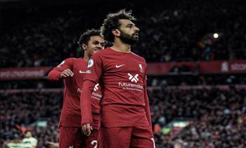 محمد صلاح يحصل على جائزة عقب مباراة ليفربول ضد نابولى