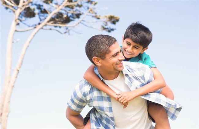 9 اسباب وراء حب الابن للأب أكثر من الأم