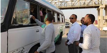   نائب محافظ المنيا يستقل أحد سيارات الأجرة للتحقق من شكوى المواطنين