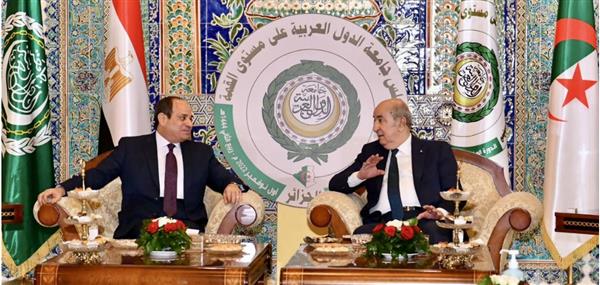 السيسي لـ"رئيس الجزائر": حريصون على الدفع قدماً بأطر التعاون الثنائي بين البلدين