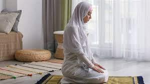   هل يجوز للمرأة الصلاة في منزلها دون ارتداء الحجاب؟ 