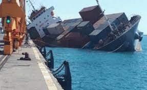   غرق سفينة إيرانية بالقرب من ميناء الشارقة الإماراتي 