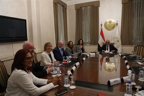 وزير التربية والتعليم يناقش ملفات التعاون مع وفد هيئة كامبريدج للامتحانات