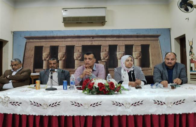 تشكيل غرفة عمليات على مدار اليوم لمتابعة انجاز تسجيل الإحصاء بالمدارس المتأخرة بقنا