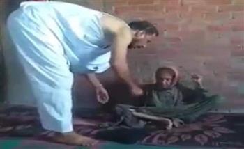 مشهد يُبكي الحجّر.. قصة ابن يعذب والدته المسنة بالشرقية (صور)