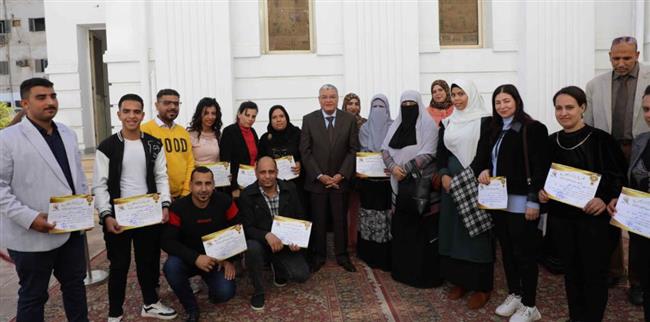 محافظ المنيا يسٌلم 14 مشروعًا للمتميزين في الدورات التدريبية بقرى "حياة كريمة"