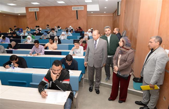 رئيس جامعة المنصورة يتفقد امتحانات منتصف الفصل الدراسي الأول