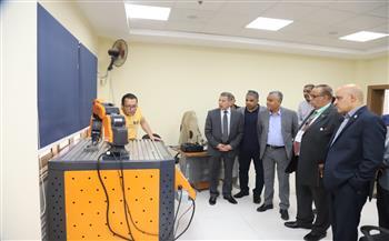رئيس جامعة جنوب الوادي يتفقد معامل كلية الحاسبات والذكاء الاصطناعي بفرع الجامعة بالغردقة