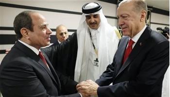 الرئيس السيسي يتصافح مع نظيره التركي