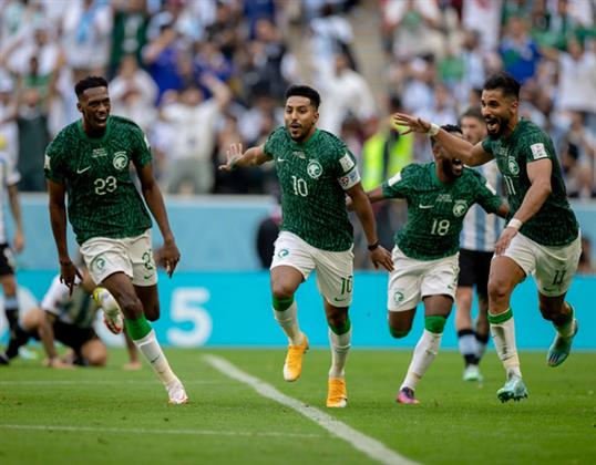 السعودية تنفرد بصدارة مجموعتها في المونديال بعد تعادل المكسيك وبولندا
