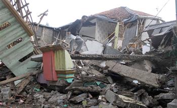  ارتفاع حصيلة ضحايا زلزال إندونيسيا إلى 252 قتيلا وأكثر من 300 مصاب