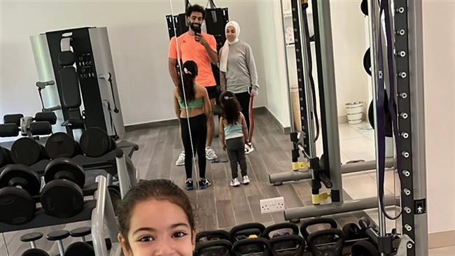 محمد صلاح ينشر صورة عائلية من داخل الجيم