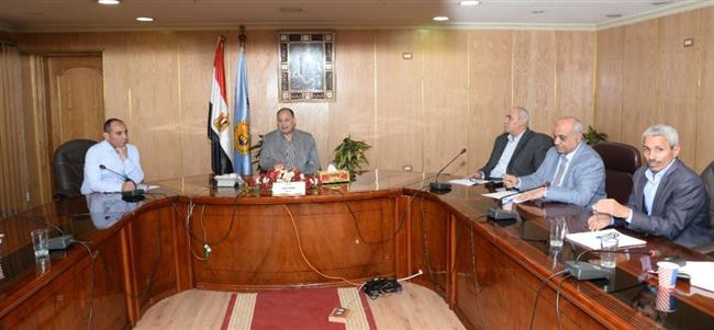 محافظ أسيوط يناقش الموقف التنفيذي لإنشاء الأسواق ووحدات الإطفاء والمواقف النموذجية بقرى حياة كريمة