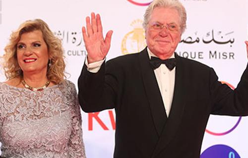 حسين فهمي وزوجته اول المتواجدين لاستقبال الضيوف في ختام مهرجان القاهرة السينمائى