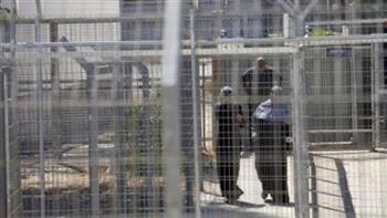   الاحتلال الإسرائيلي يحتجز والدة أسير فلسطيني لدى زيارته له.. واعتقال تلميذين بنابلس