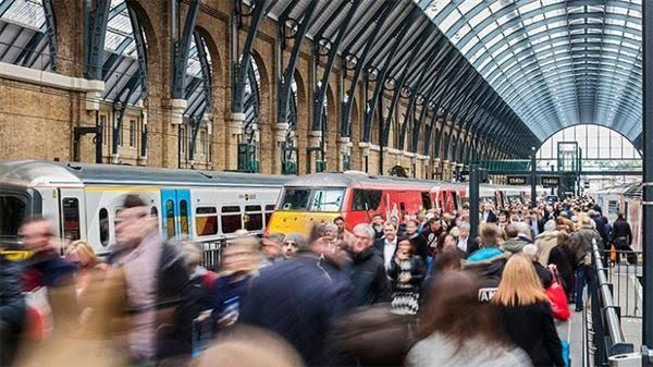 البريطانيون يواجهون مصاعب بسبب إضراب العاملين في القطارات خلال فترة الأعياد