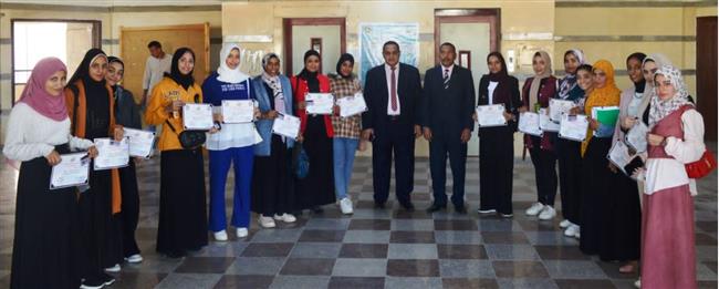 تكريم الطلاب المشاركين فى الدورة الأولى لإعداد المحكمين بحقوق جنوب الوادى للعام الجامعى