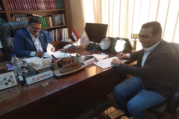 عبده وعمر يبحثان إقامة معارض لإصدارات دار المعارف في قنا
