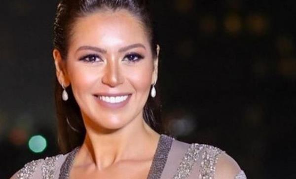 شاهد.. لقاء الخميسي ترد على منتقدي فستانها بمهرجان القاهرة السينمائي