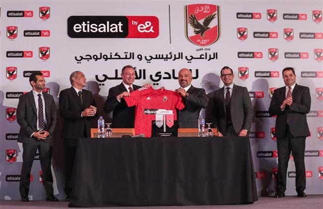 الخطيب يُهدي «متولي» درع وقميص الأهلي