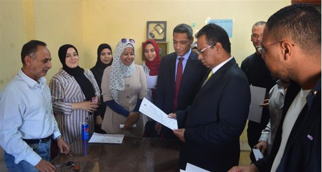 رئيس جامعة جنوب الوادي يتابع انطلاق ماراثون انتخابات اتحاد الطلاب بكلية الحقوق