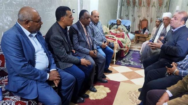 وكيل تعليم قنا يطمئن علي الحالة الصحية لعامل مدرسة الشرارة الابتدائية الشجاع بنجع حمادي 