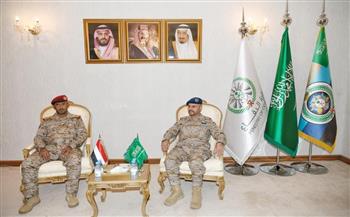   رئيس الأركان السعودي ونظيره اليمني يبحثان سير العمليات العسكرية والإنسانية باليمن