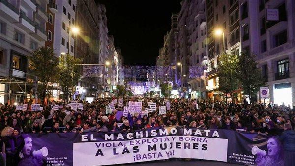 آلاف يحتجون في إسبانيا للمطالبة بإنهاء العنف ضد المرأة