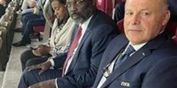   الرئيس الليبيري بصحبة أبو ريدة في مباراة أمريكا وإنجلترا بكأس العالم