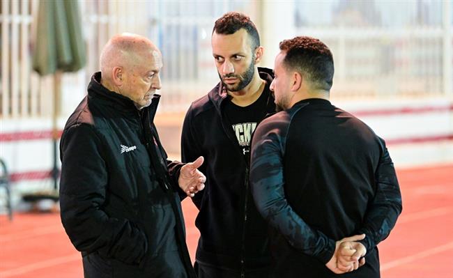 استعداداً لمواجهة المصري.. مدرب الزمالك يعقد اجتماعاً طارئاً مع جهازه المعاون