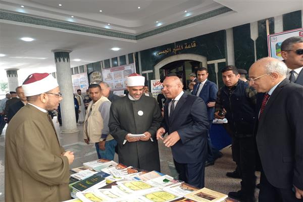 وزيرا النقل والرياضة يشيدان بإصدارات «الأوقاف» بمعرض «الأعلى للشئون الإسلامية»