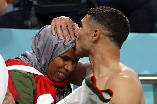 لاعب خلوق ومحترم.. أحمد موسى يعلق على صورة أشرف حكيمى مع والدته