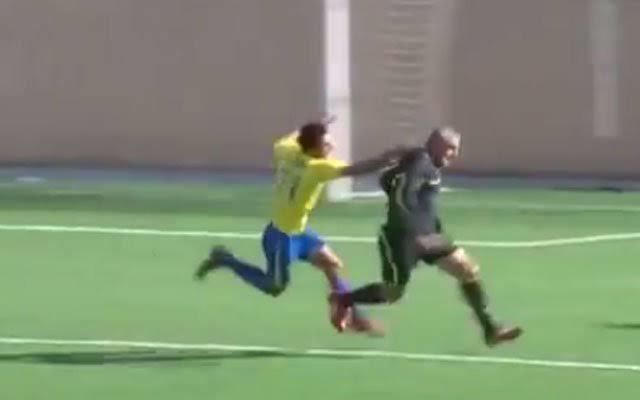 إيقاف لاعب شاب لمدة 16 عاما لتعديه على الحكم في الدوري الفرنسي