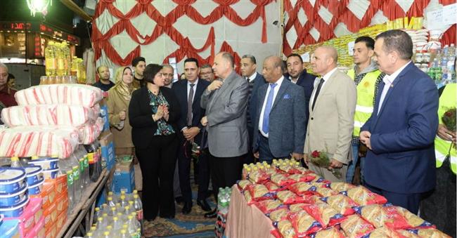 محافظ أسيوط وأمين حزب الشعب الجمهورى يفتتحان معرض بيع السلع الغذائية بأسعار مخفضة 