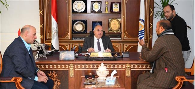 محافظ قنا يبحث شكوى 90 مواطن