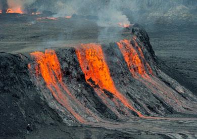 لأول مرة منذ نحو 4 عقود.. بدء ثوران أكبر بركان نشط في العالم في جزيرة هاواي