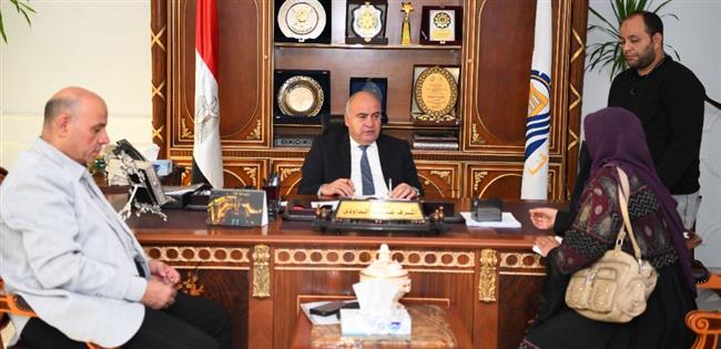 محافظ قنا يبحث شكوى 75 مواطن