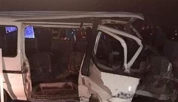 بالأسماء.. إصابة 15 شخصًا في حادث تصادم ميكروباص وتريلا علي صحراوى قنا 