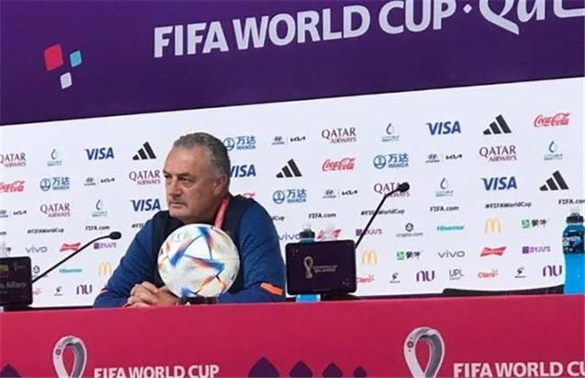 مدرب الإكوادور: ودعنا المونديال بسبب الأخطاء العديدة أمام السنغال