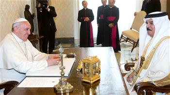   ملك البحرين يستقبل بابا الفاتيكان بقصر الصخير