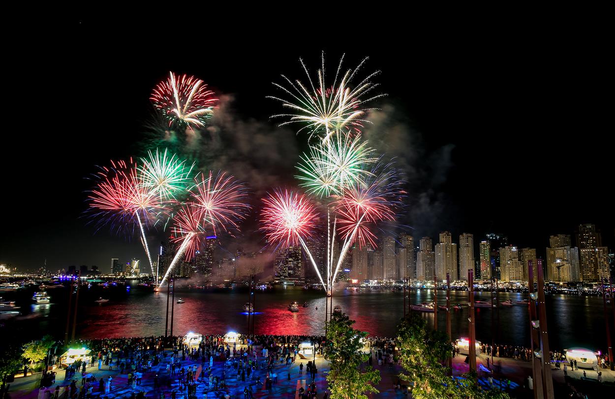 دبي تتزين للاحتفال بعيدها الوطني الـ51