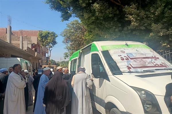 الكشف على ١٢٣١ مواطنًا بقافلة طبية مجانية بقرية الشاورية بنجع حمادي