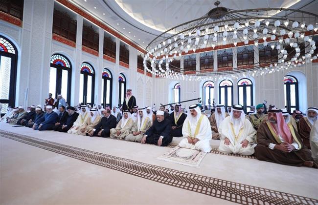 شيخ الأزهر يؤدي صلاة الجمعة مع جلالة ملك البحرين بجامع قصر الصخير