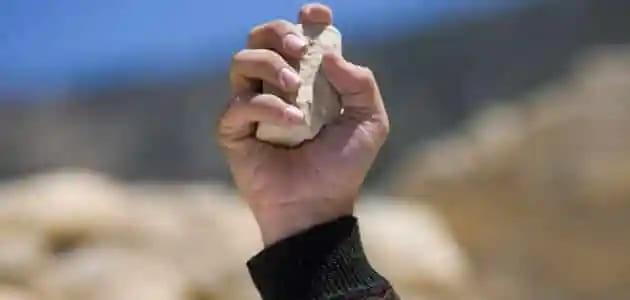 "هزار".. طالب يهشم رأس زميله بقالب طوب بالقليوبية