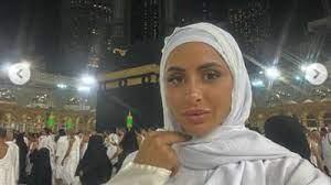 بعد اعتناقها الإسلام.. مارلين الحيمر عارضة الأزياء أمام الكعبة (صور)